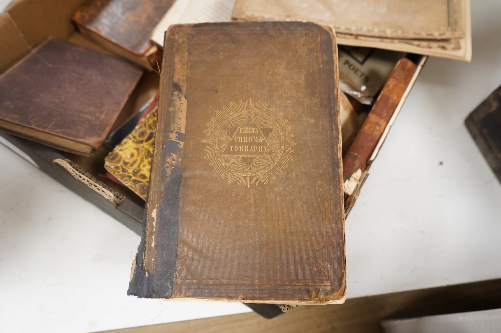 A graduated set of 4 saucepans and a hanging rack- 70 cm wide
